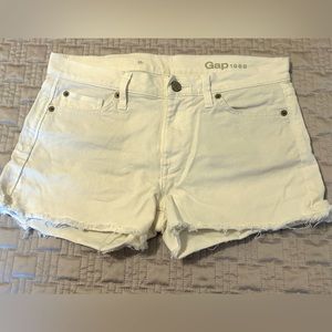 Women’s Gap white jean shorts - Size 26